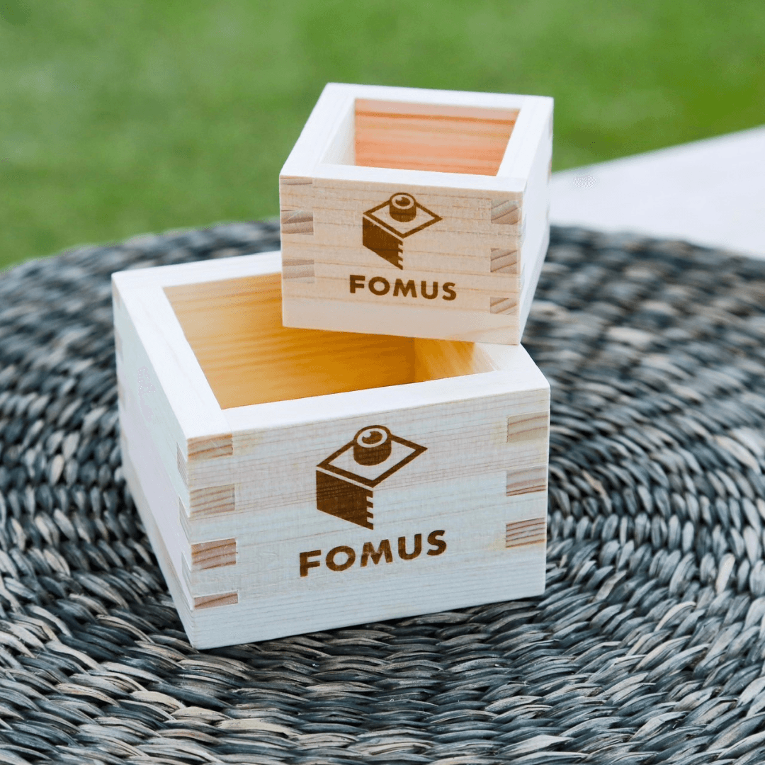 緑の中に置かれた、FOMUSの木枡